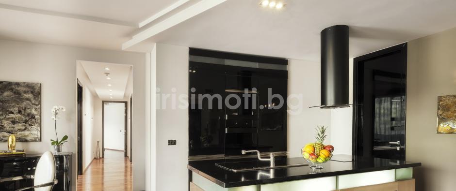 Продава, ЧЕТИРИСТАЕН, гр. София, бул. България, 241 кв.м., Euro 675 000
